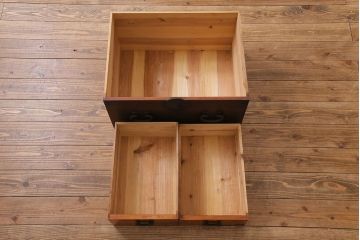 アンティーク家具　和製アンティーク　ヒノキ材　時を経た味わいが魅力の重ね箪笥(衣装箪笥、引き出し)