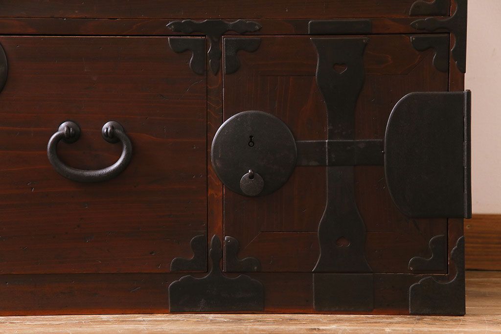 アンティーク家具　和製アンティーク　ヒノキ材　時を経た味わいが魅力の重ね箪笥(衣装箪笥、引き出し)