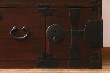 アンティーク家具　和製アンティーク　ヒノキ材　時を経た味わいが魅力の重ね箪笥(衣装箪笥、引き出し)