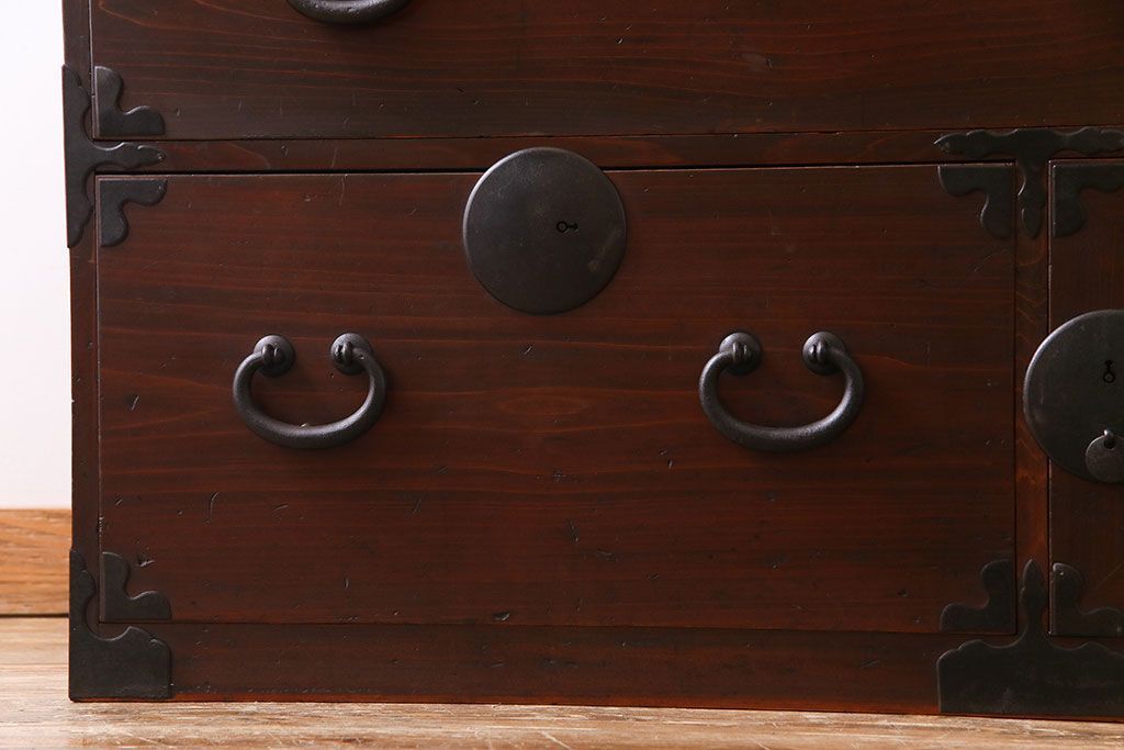 アンティーク家具　和製アンティーク　ヒノキ材　時を経た味わいが魅力の重ね箪笥(衣装箪笥、引き出し)