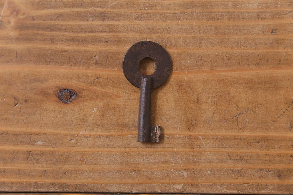 アンティーク家具　和製アンティーク　ヒノキ材　時を経た味わいが魅力の重ね箪笥(衣装箪笥、引き出し)