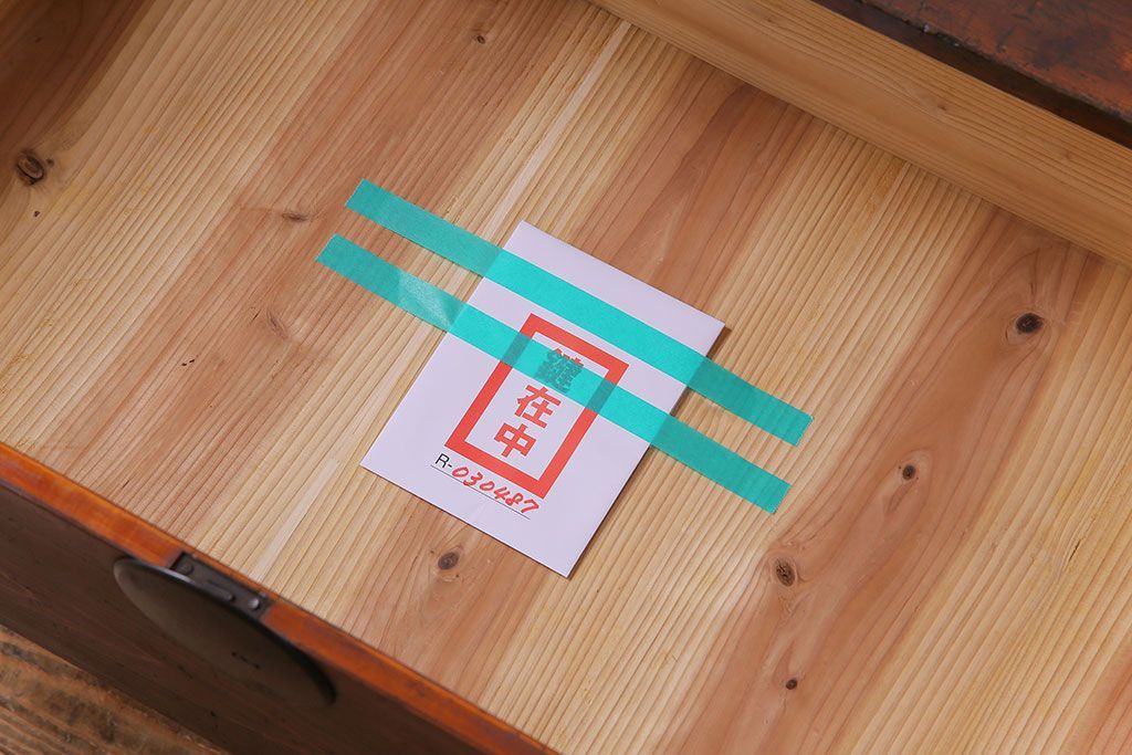 アンティーク家具　和製アンティーク　ヒノキ材　時を経た味わいが魅力の重ね箪笥(衣装箪笥、引き出し)