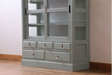 和製アンティーク　ペイント家具　ガラスの取っ手が可愛らしい戸棚(食器棚、ガラスケース、飾り棚)