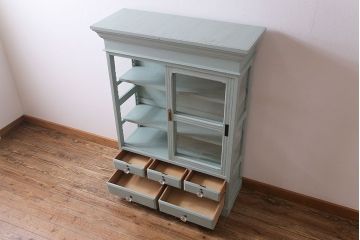 和製アンティーク　ペイント家具　ガラスの取っ手が可愛らしい戸棚(食器棚、ガラスケース、飾り棚)