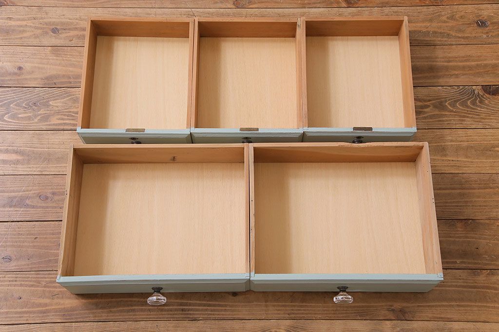 和製アンティーク　ペイント家具　ガラスの取っ手が可愛らしい戸棚(食器棚、ガラスケース、飾り棚)