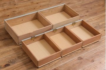 和製アンティーク　ペイント家具　ガラスの取っ手が可愛らしい戸棚(食器棚、ガラスケース、飾り棚)