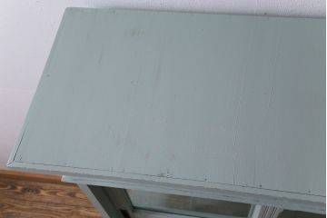 和製アンティーク　ペイント家具　ガラスの取っ手が可愛らしい戸棚(食器棚、ガラスケース、飾り棚)