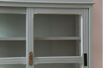 和製アンティーク　ペイント家具　ガラスの取っ手が可愛らしい戸棚(食器棚、ガラスケース、飾り棚)