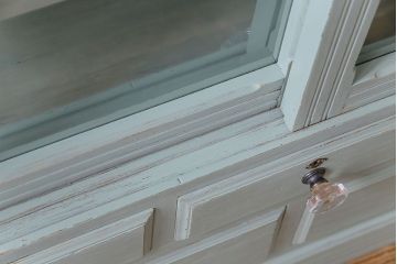 和製アンティーク　ペイント家具　ガラスの取っ手が可愛らしい戸棚(食器棚、ガラスケース、飾り棚)