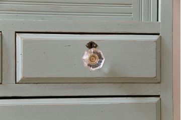 和製アンティーク　ペイント家具　ガラスの取っ手が可愛らしい戸棚(食器棚、ガラスケース、飾り棚)