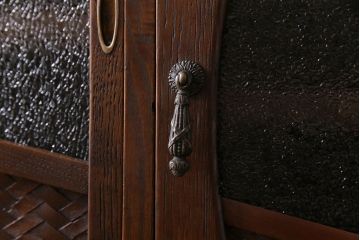 アンティーク家具　大正ロマン　ニレ材　網代(あじろ)編み　丸窓の色ガラスがおしゃれな戸棚(収納棚、食器棚)