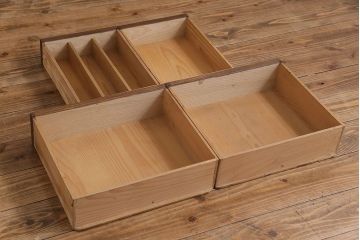アンティーク家具　大正ロマン　ニレ材　網代(あじろ)編み　丸窓の色ガラスがおしゃれな戸棚(収納棚、食器棚)