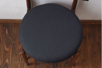 ヴィンテージ家具　北欧ビンテージ　G-PLAN(ジープラン)　Fresco(フレスコ)　ダークカラーのピンストライプがおしゃれなダイニングチェア(サーキュラーチェア、椅子)(2)