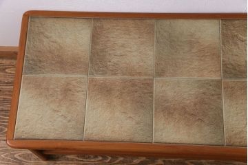 ビンテージ家具　北欧ヴィンテージ　チーク材の温もりとタイルトップが魅力のセンターテーブル(リビングテーブル)