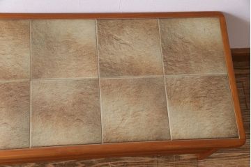 ビンテージ家具　北欧ヴィンテージ　チーク材の温もりとタイルトップが魅力のセンターテーブル(リビングテーブル)