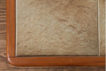 ビンテージ家具　北欧ヴィンテージ　チーク材の温もりとタイルトップが魅力のセンターテーブル(リビングテーブル)