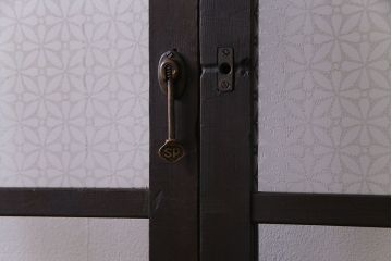 昭和初期　オリジナルガラス　花模様のガラスが可愛らしいレトロなガラス戸2枚セット(引き戸、建具)