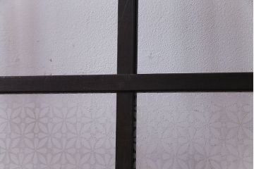 昭和初期　オリジナルガラス　花模様のガラスが可愛らしいレトロなガラス戸2枚セット(引き戸、建具)