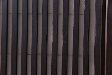 和製アンティーク　腰板ケヤキ材　花ガラスが上品な裏障子付きの格子戸(障子戸、引き戸、建具)2枚セット