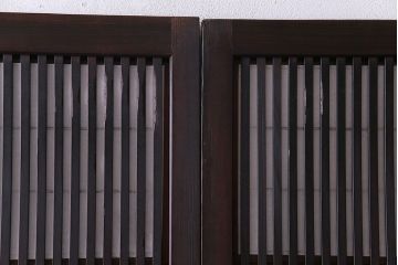 和製アンティーク　腰板ケヤキ材　花ガラスが上品な裏障子付きの格子戸(障子戸、引き戸、建具)2枚セット