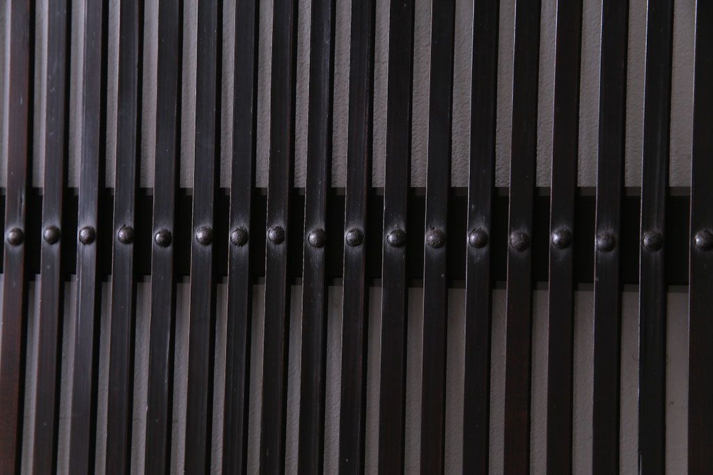 和製アンティーク　艶のある質感と燻された風合いが魅力の格子戸(引き戸、建具)4枚セット