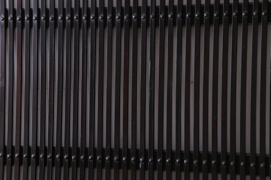 和製アンティーク　艶のある質感と燻された風合いが魅力の格子戸(引き戸、建具)4枚セット