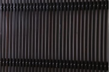 和製アンティーク　艶のある質感と燻された風合いが魅力の格子戸(引き戸、建具)4枚セット