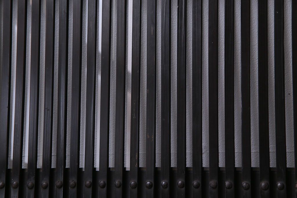 和製アンティーク　艶のある質感と燻された風合いが魅力の格子戸(引き戸、建具)4枚セット