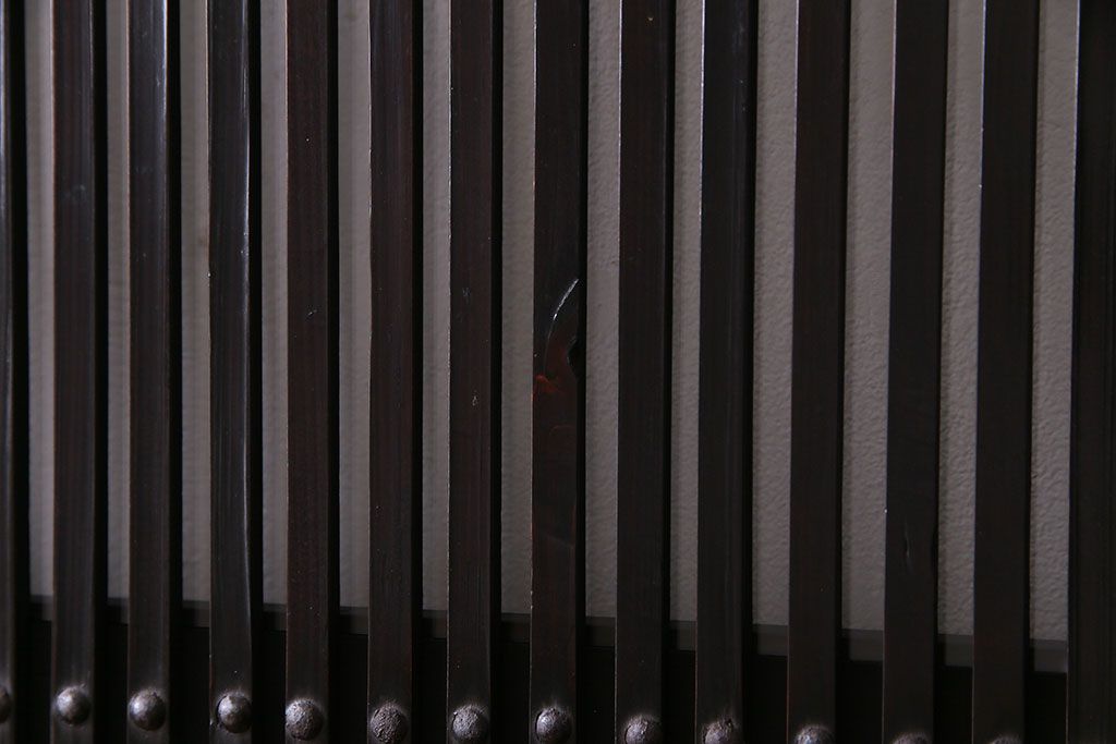 和製アンティーク　艶のある質感と燻された風合いが魅力の格子戸(引き戸、建具)4枚セット