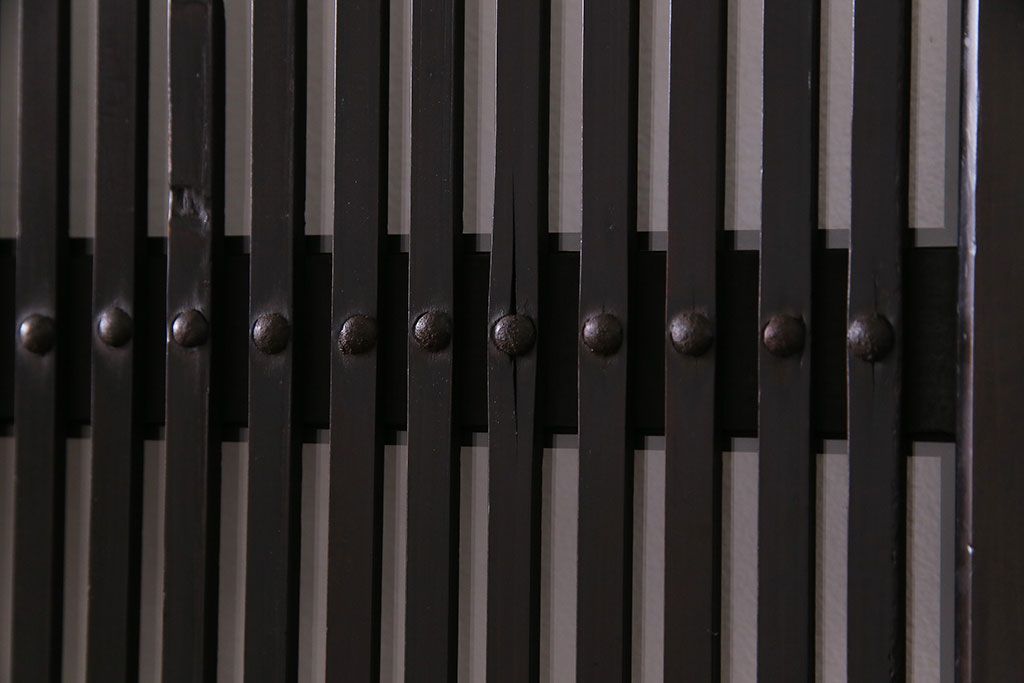 和製アンティーク　艶のある質感と燻された風合いが魅力の格子戸(引き戸、建具)4枚セット