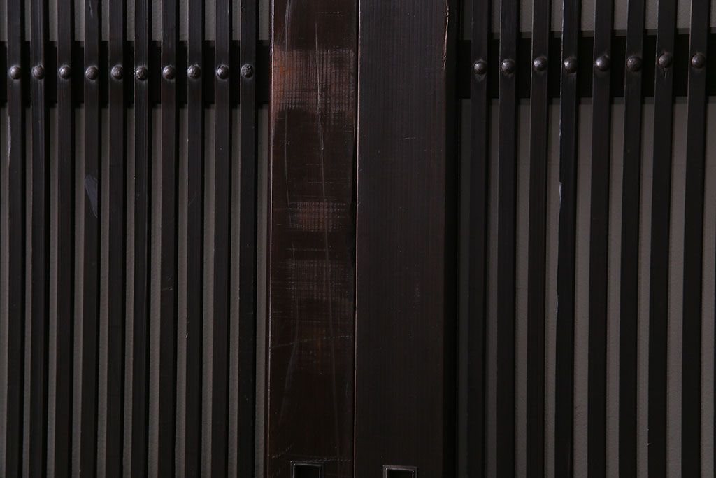 和製アンティーク　艶のある質感と燻された風合いが魅力の格子戸(引き戸、建具)4枚セット