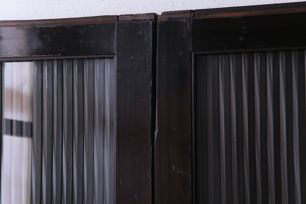 和製アンティーク　艶のある質感と燻された風合いが魅力の格子戸(引き戸、建具)4枚セット