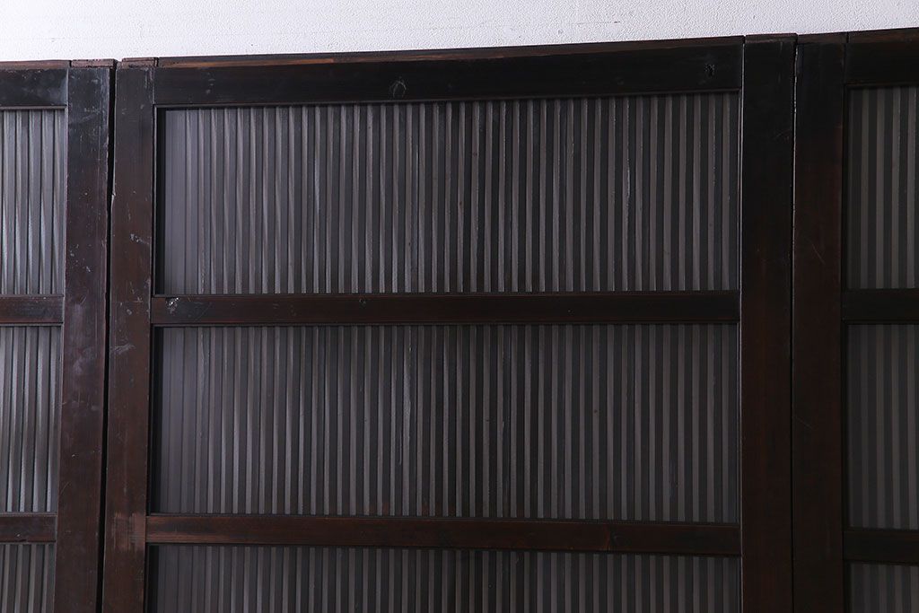 和製アンティーク　艶のある質感と燻された風合いが魅力の格子戸(引き戸、建具)4枚セット