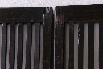 和製アンティーク　古い趣と燻された風合いが味わい深い格子戸(引き戸、建具)4枚セット