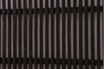和製アンティーク　古い趣と燻された風合いが味わい深い格子戸(引き戸、建具)4枚セット