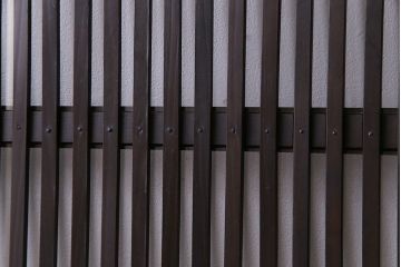 和製アンティーク　和モダンの雰囲気漂う縦桟の美しいガラス入り格子戸(引き戸、仕切り戸、建具)2枚組