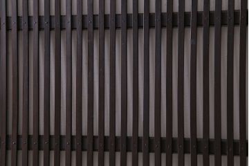 和製アンティーク　和モダンの雰囲気漂う縦桟の美しいガラス入り格子戸(引き戸、仕切り戸、建具)2枚組