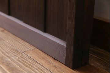 昭和初期　オリジナル花ガラス　古い質感の木材が味わい深い幅広のガラス戸(格子戸、引き戸、建具)2枚組