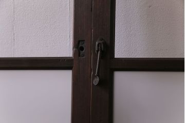 昭和初期　オリジナル花ガラス　古い質感の木材が味わい深い幅広のガラス戸(格子戸、引き戸、建具)2枚組
