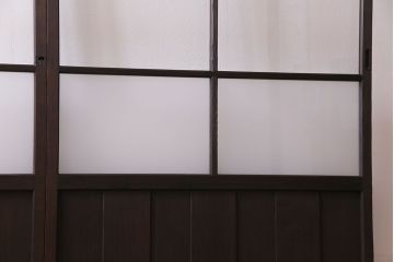 昭和初期　オリジナル花ガラス　古い質感の木材が味わい深い幅広のガラス戸(格子戸、引き戸、建具)2枚組