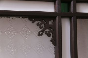 アンティーク雑貨 大正ロマン 4種のガラスが組み込まれたクラシカルな明り取り(明かり取り、欄間)