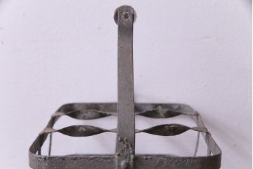 アンティーク雑貨　イギリスビンテージ　錆びた風合いがお洒落なアイアン製ボトルラック(ボトルケース)(1)
