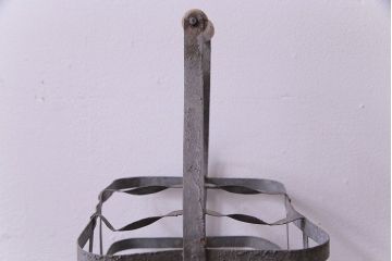 アンティーク雑貨　イギリスビンテージ　錆びた風合いがお洒落なアイアン製ボトルラック(ボトルケース)(2)
