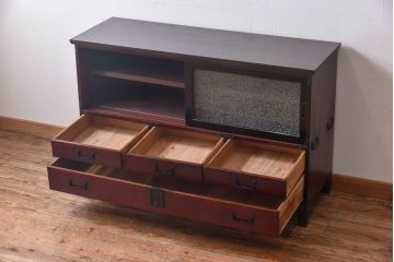 アンティーク家具　和製アンティーク　結霜ガラス　艶やかな漆塗りが上品な時代箪笥ローボード(リビングボード)