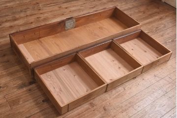 アンティーク家具　和製アンティーク　結霜ガラス　艶やかな漆塗りが上品な時代箪笥ローボード(リビングボード)