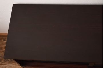 アンティーク家具　和製アンティーク　結霜ガラス　艶やかな漆塗りが上品な時代箪笥ローボード(リビングボード)