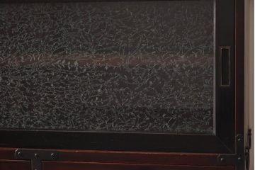 アンティーク家具　和製アンティーク　結霜ガラス　艶やかな漆塗りが上品な時代箪笥ローボード(リビングボード)