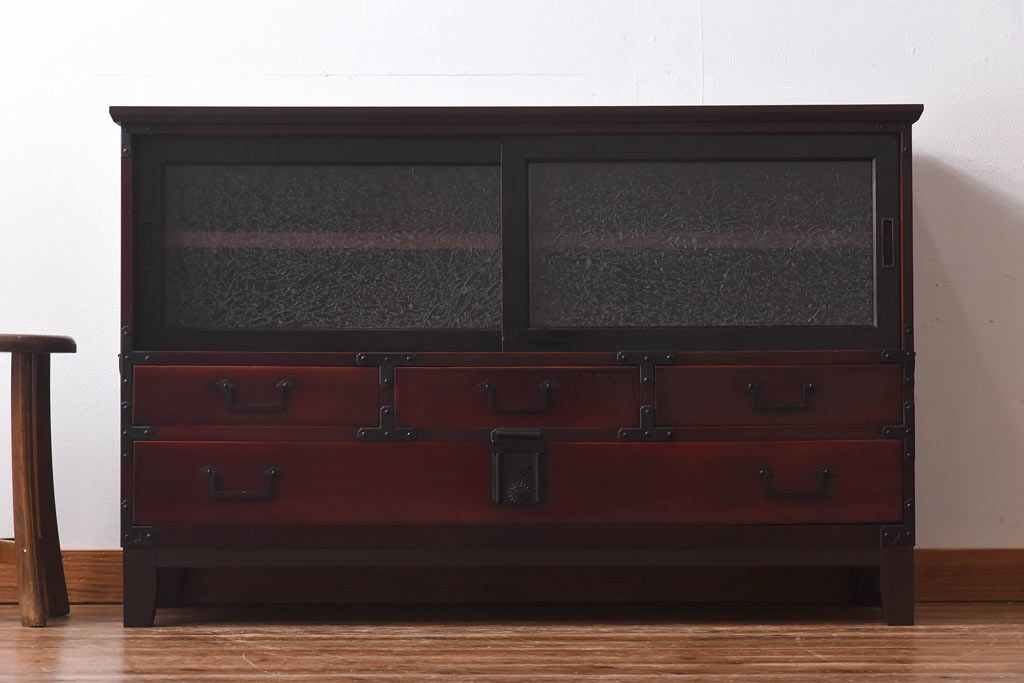 アンティーク家具　和製アンティーク　結霜ガラス　艶やかな漆塗りが上品な時代箪笥ローボード(リビングボード)
