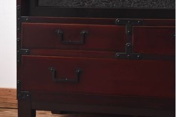 アンティーク家具　和製アンティーク　結霜ガラス　艶やかな漆塗りが上品な時代箪笥ローボード(リビングボード)