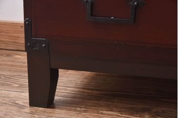 アンティーク家具　和製アンティーク　結霜ガラス　艶やかな漆塗りが上品な時代箪笥ローボード(リビングボード)
